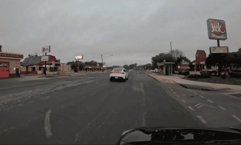 ▲Robotaxi因非车道内的静止警车猛刹