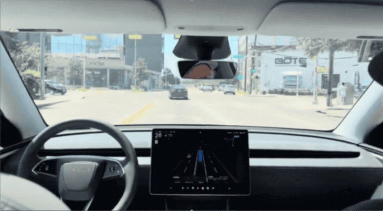 ▲Robotaxi转向混乱短暂驶入对向车道