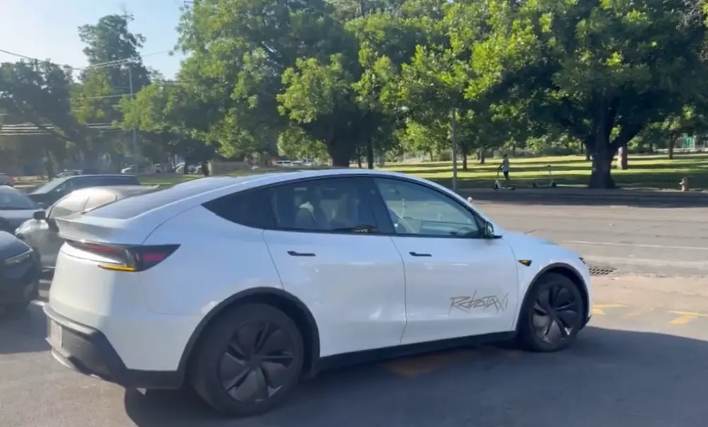 特斯拉无人出租&ldquo;翻车&rdquo;了？上线两日多次违反交规，运营首日就遭调查