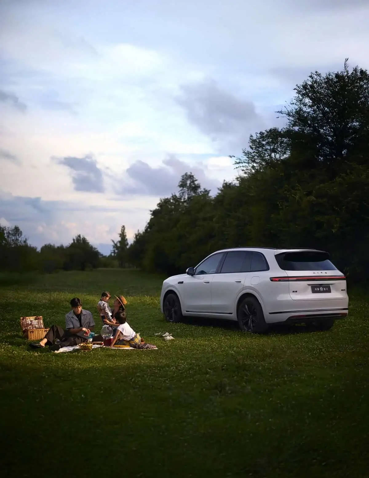 全新问界M7黑白武士车身配色发布 新涂装将在9月推出